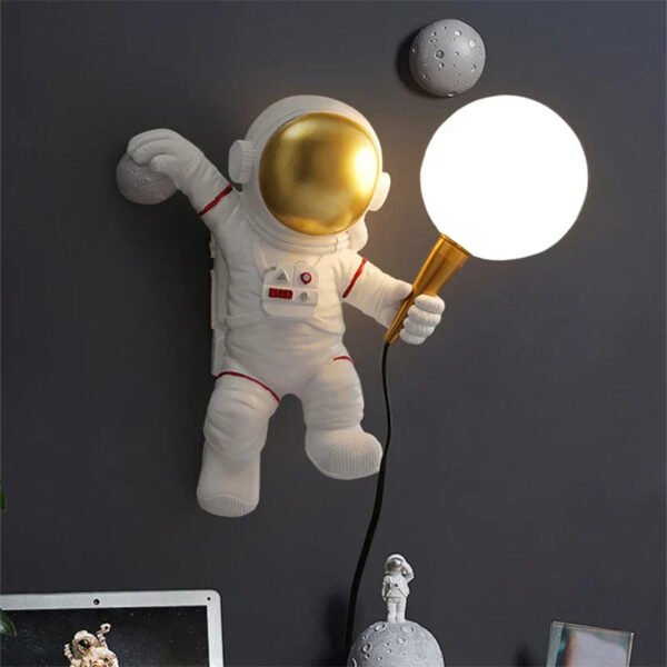 Astronova - Moderne LED Tischlampe im Astronauten-Design - Image 2