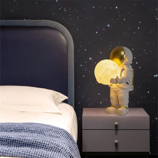 Astronova - Moderne LED Tischlampe im Astronauten-Design - Image 5