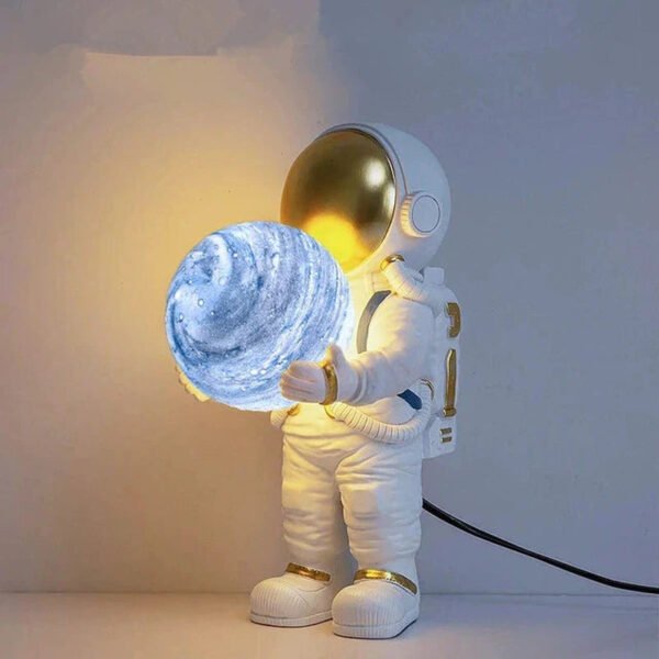 Astronova - Moderne LED Tischlampe im Astronauten-Design - Image 7