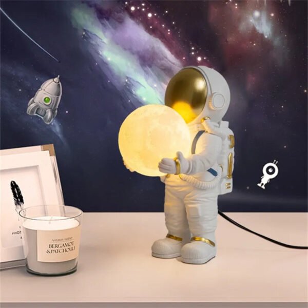 Astronova - Moderne LED Tischlampe im Astronauten-Design - Image 3