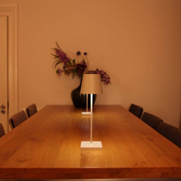 Dimmbare Tischlampe LunaGlow - Tragbar und Elegant - Image 17