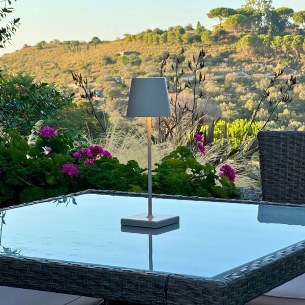 Dimmbare Tischlampe LunaGlow - Tragbar und Elegant - Image 10