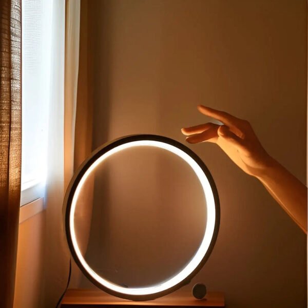 Dimmbares LED-Design Modern – LumaHalo Tischlampe - Image 8